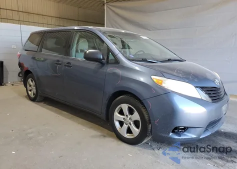2015 Toyota Sienna z USA, uszkodzony, nr VIN 5TDZK3DC5FS529621